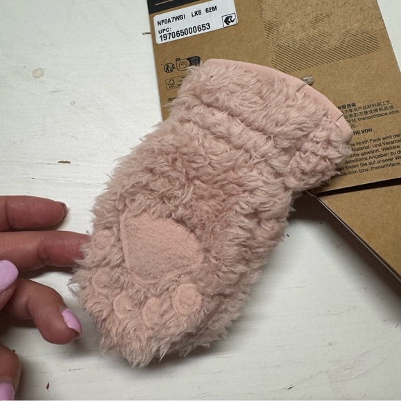 NWT The North Face BABY BEAR SUAVE OSO MITT pink fuzzy 6-24 months - Picture 4 of 6